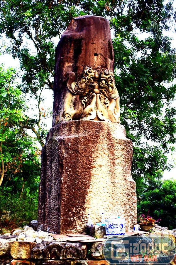 Cột đá nằm trước cửa chùa Dạm là một tuyệt tác điêu khắc, được tạc vào năm Quảng Hữu thứ II (1086), cột đá chùa Dạm có tên chữ Lãm Sơn Tự. Đây là công trình được xem như biểu tượng còn sót lại của một nền điêu khắc thời Lý - đặc sắc bậc nhất trong lịch sử nghệ thuật điêu khắc ở Việt Nam. Điểm nhấn của phần tròn và cũng là của toàn bộ cột đá này chính là tác phẩm điêu khắc rồng đá theo phong cách thời Lý.